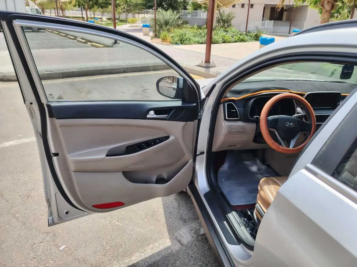 Car image 11