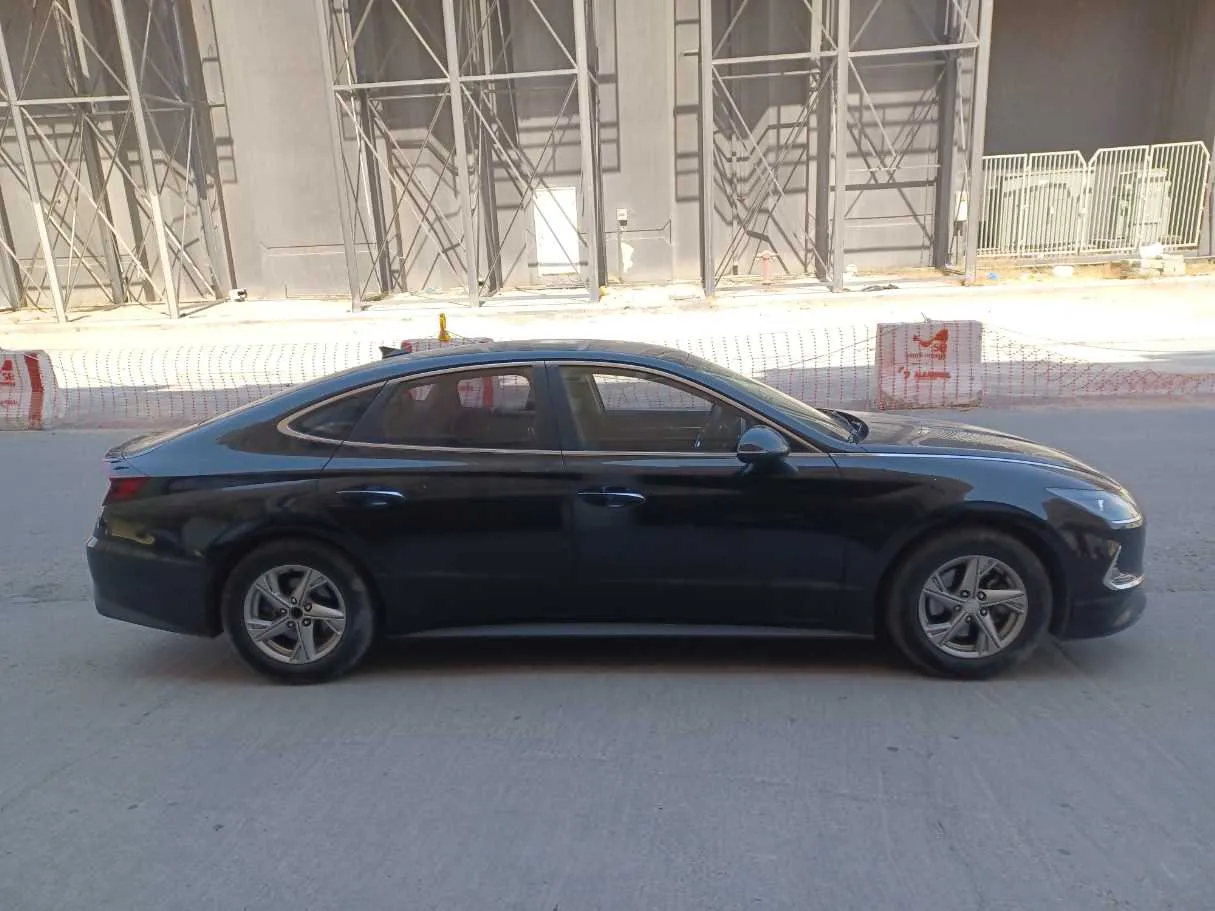 Car image 4