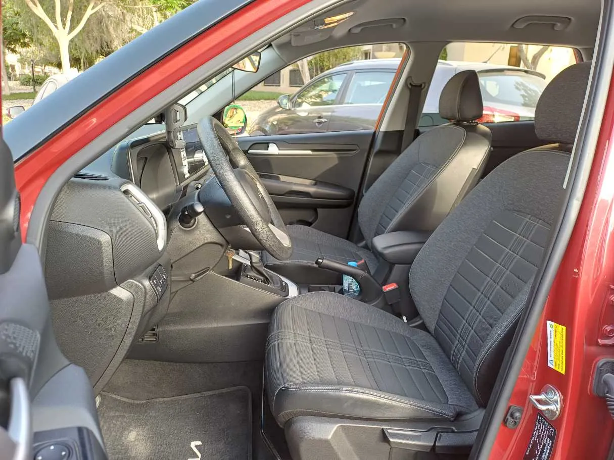 Car image 12