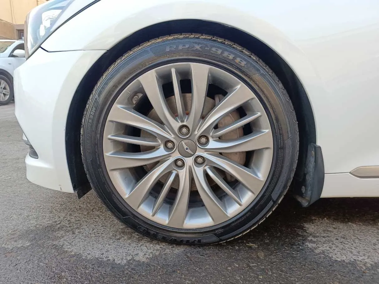 Car image 10