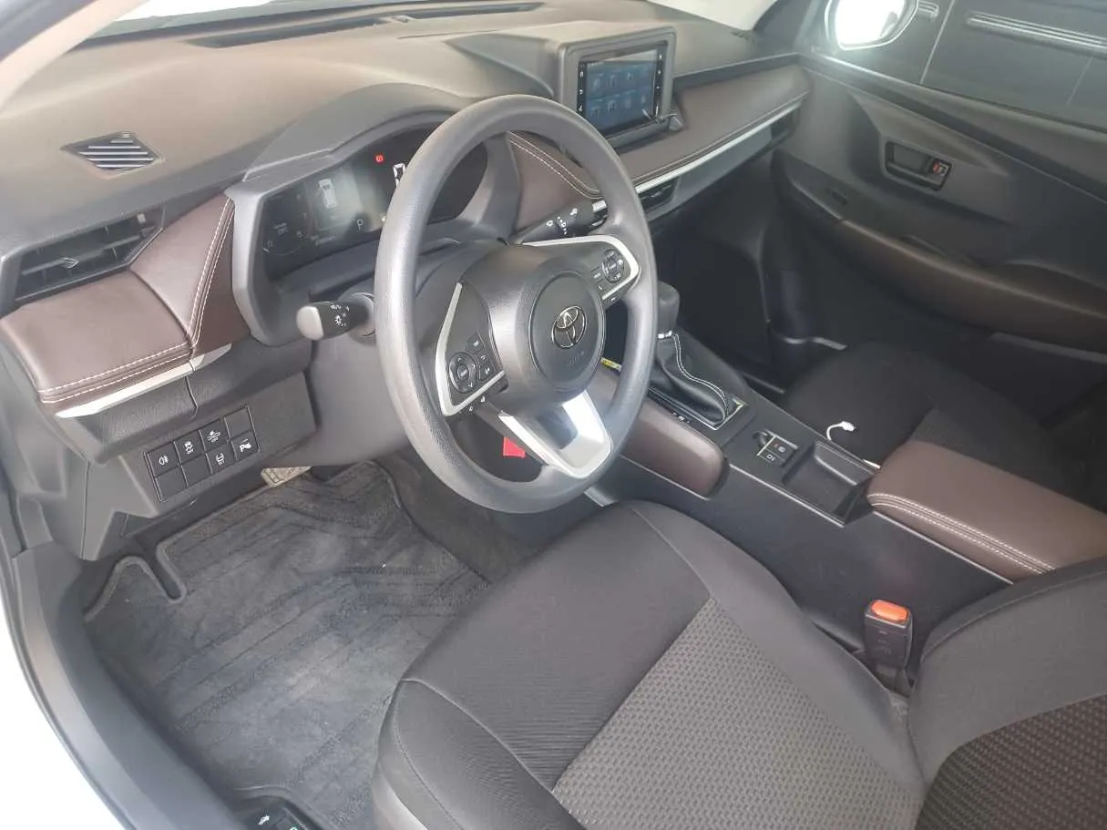 Car image 12