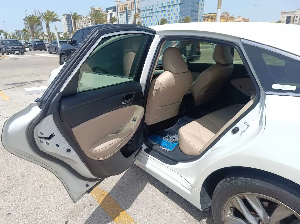 Car image 16