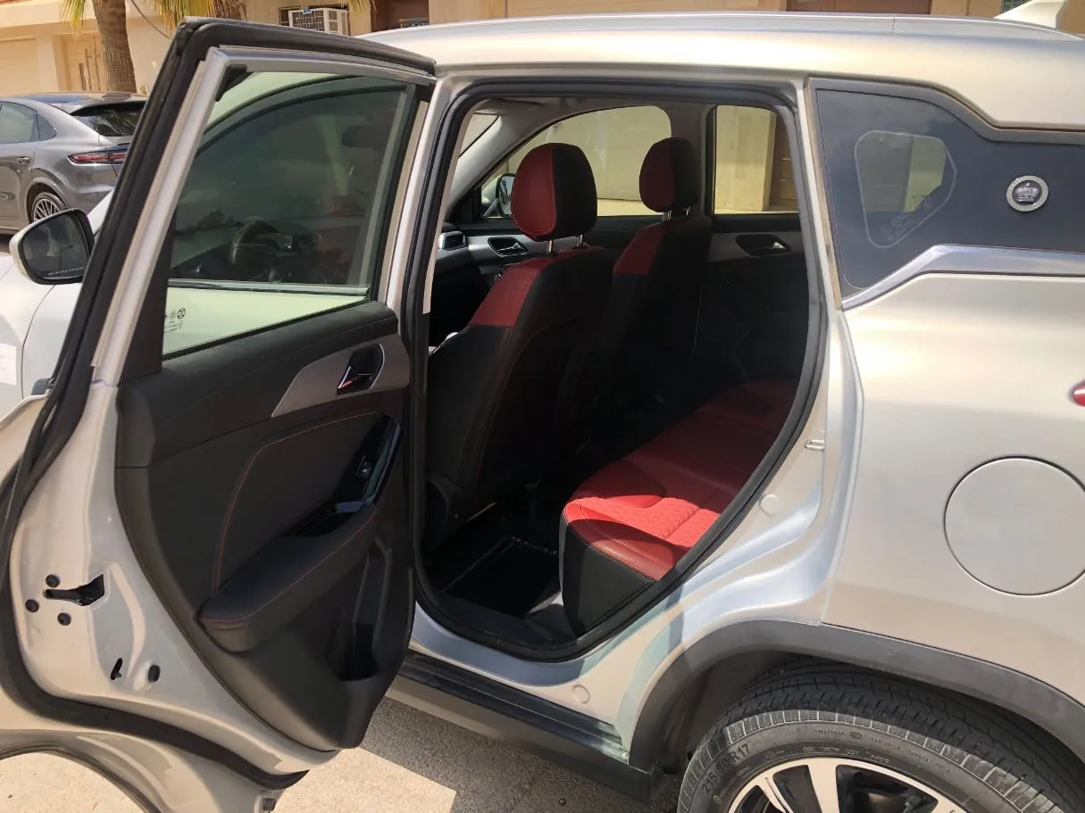 Car image 12