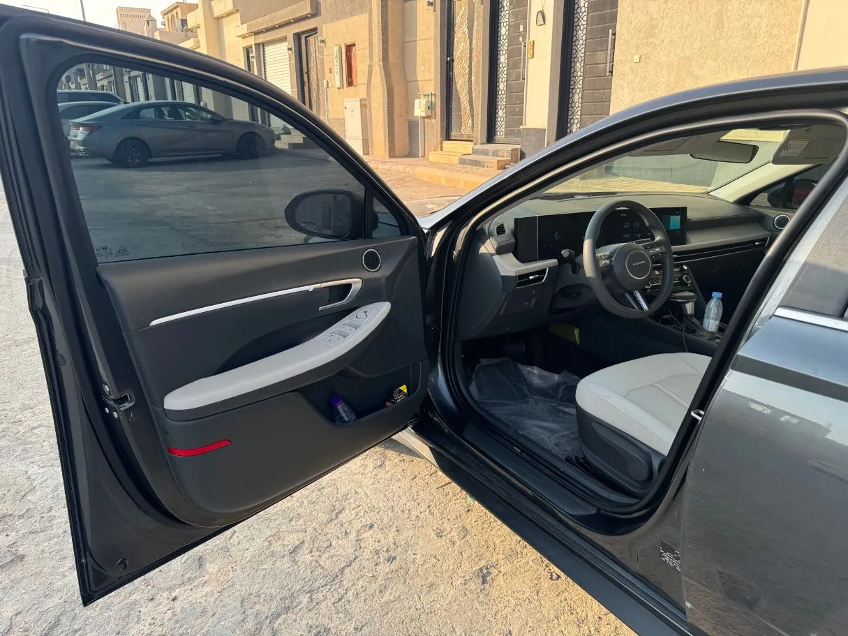 Car image 10