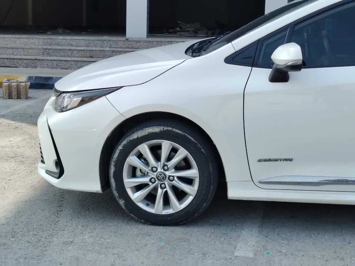 Car image 9