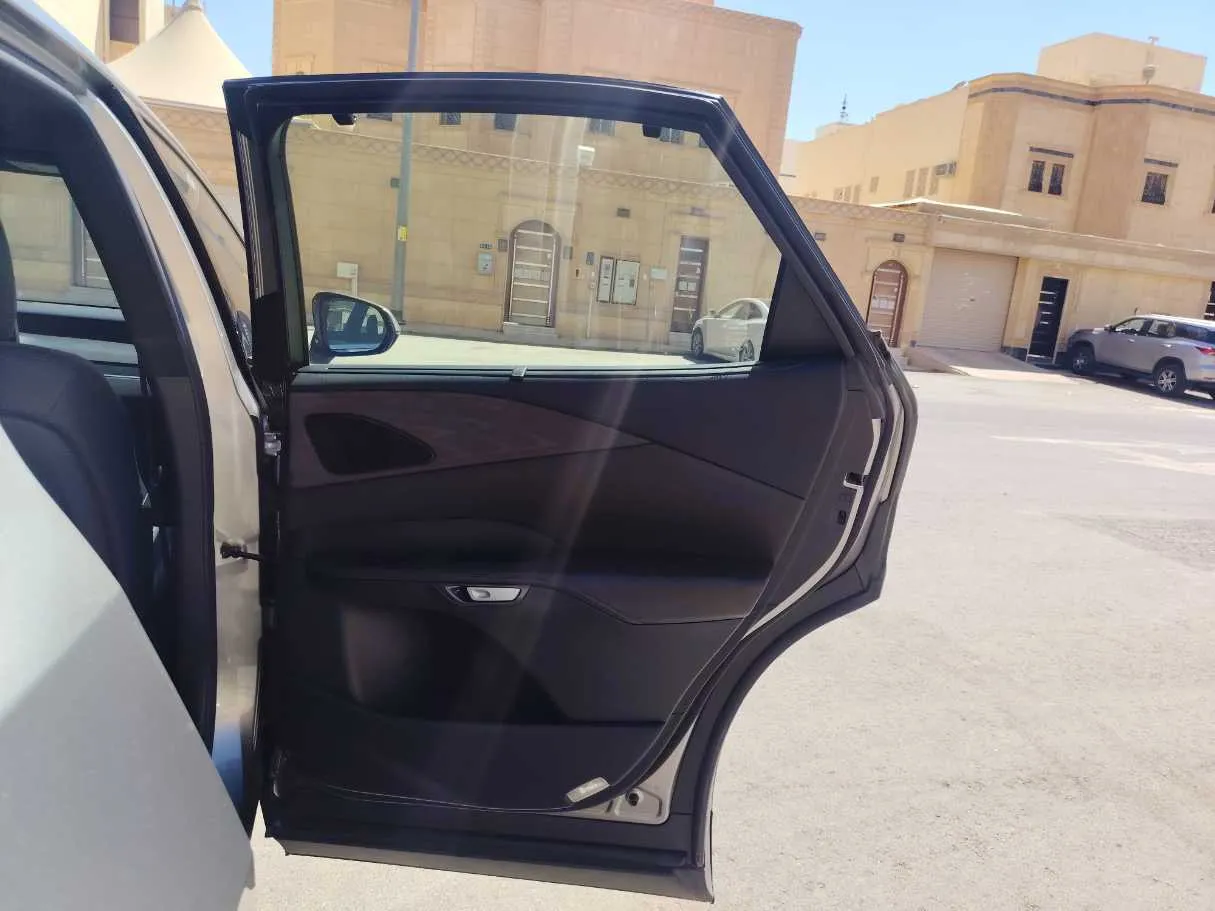 Car image 14