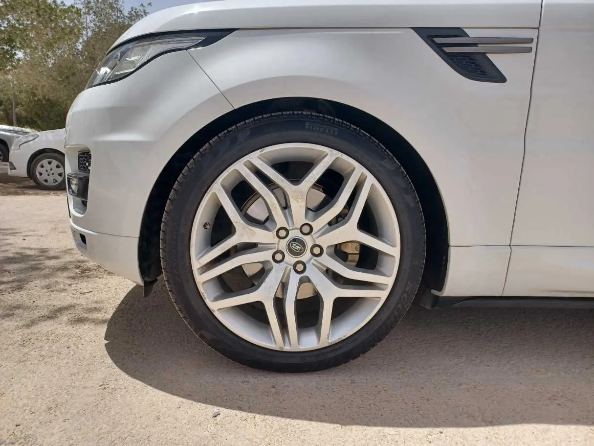 Car image 9