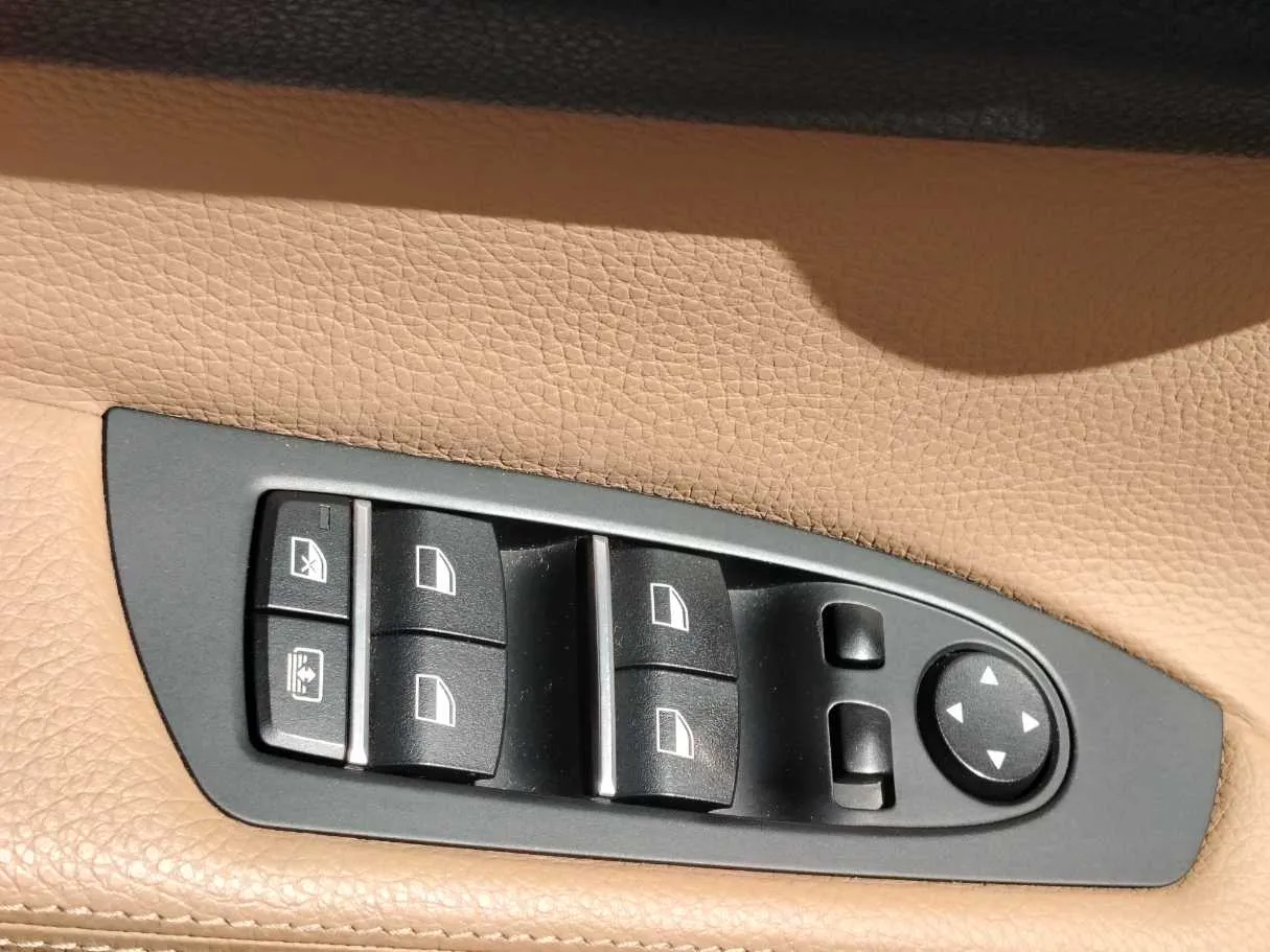 Car image 30
