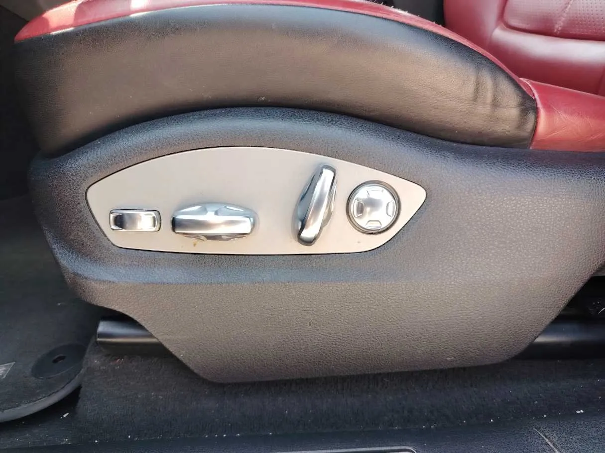 Car image 27