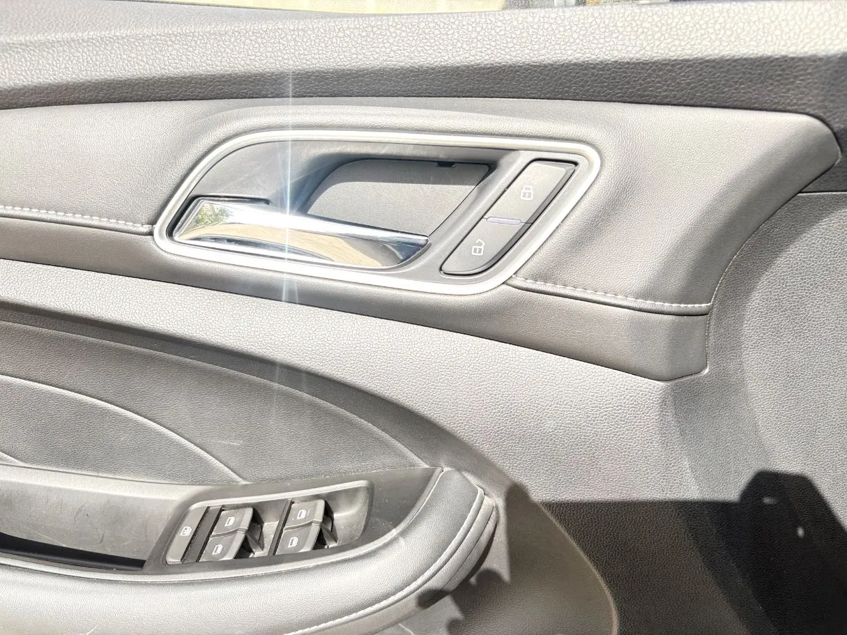 Car image 26
