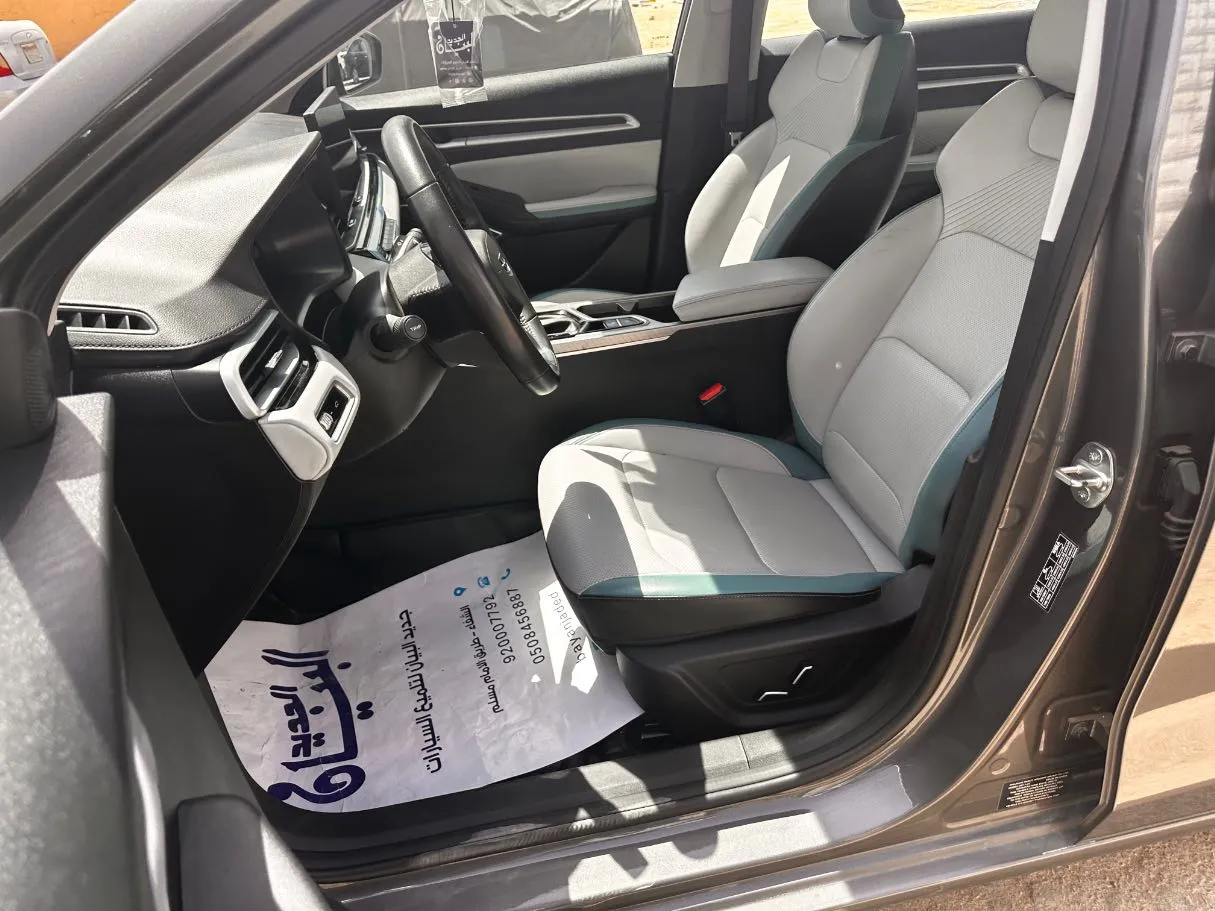 Car image 12