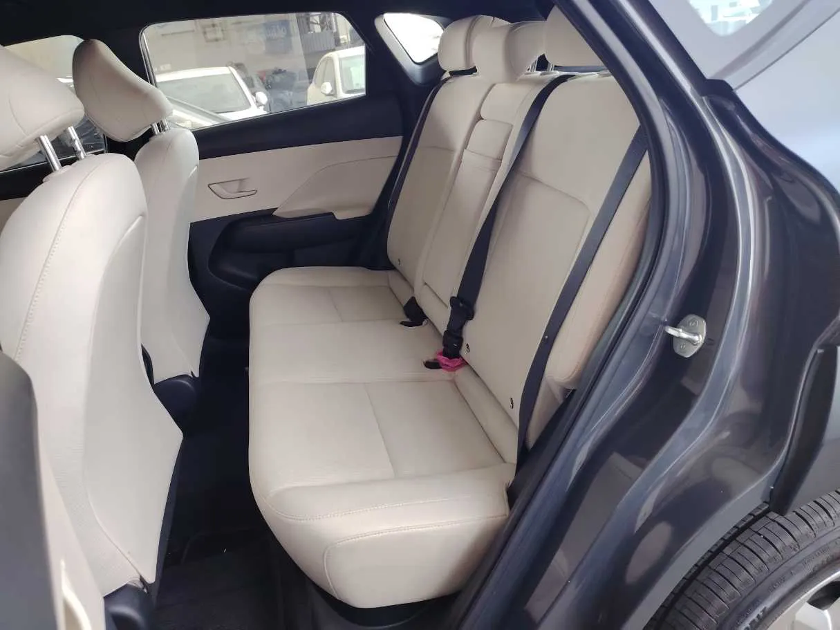 Car image 18