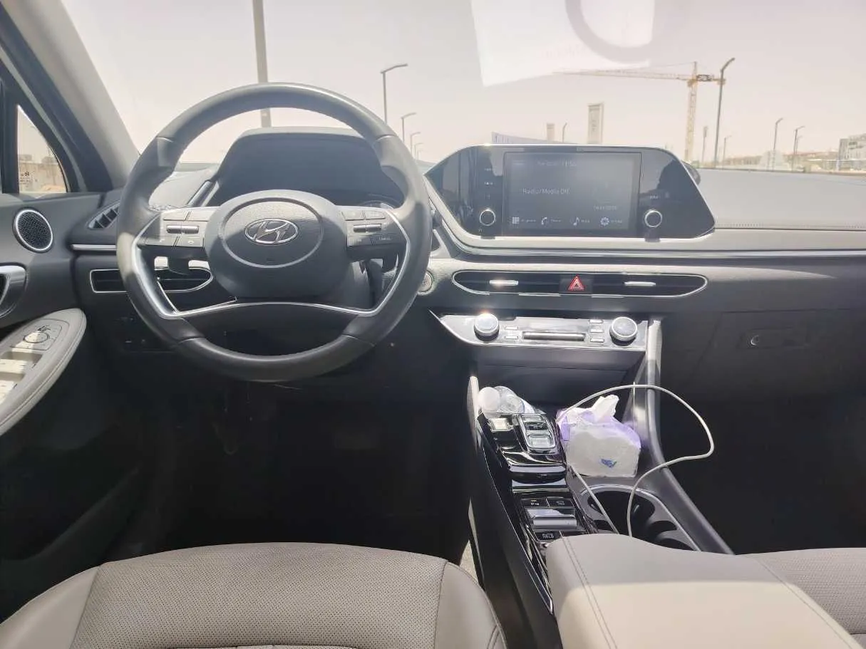 Car image 19