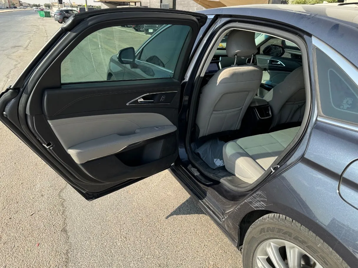 Car image 14