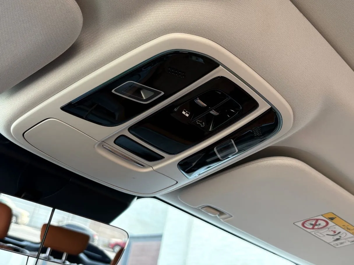 Car image 30