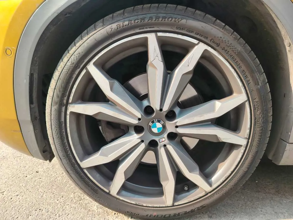 Car image 9