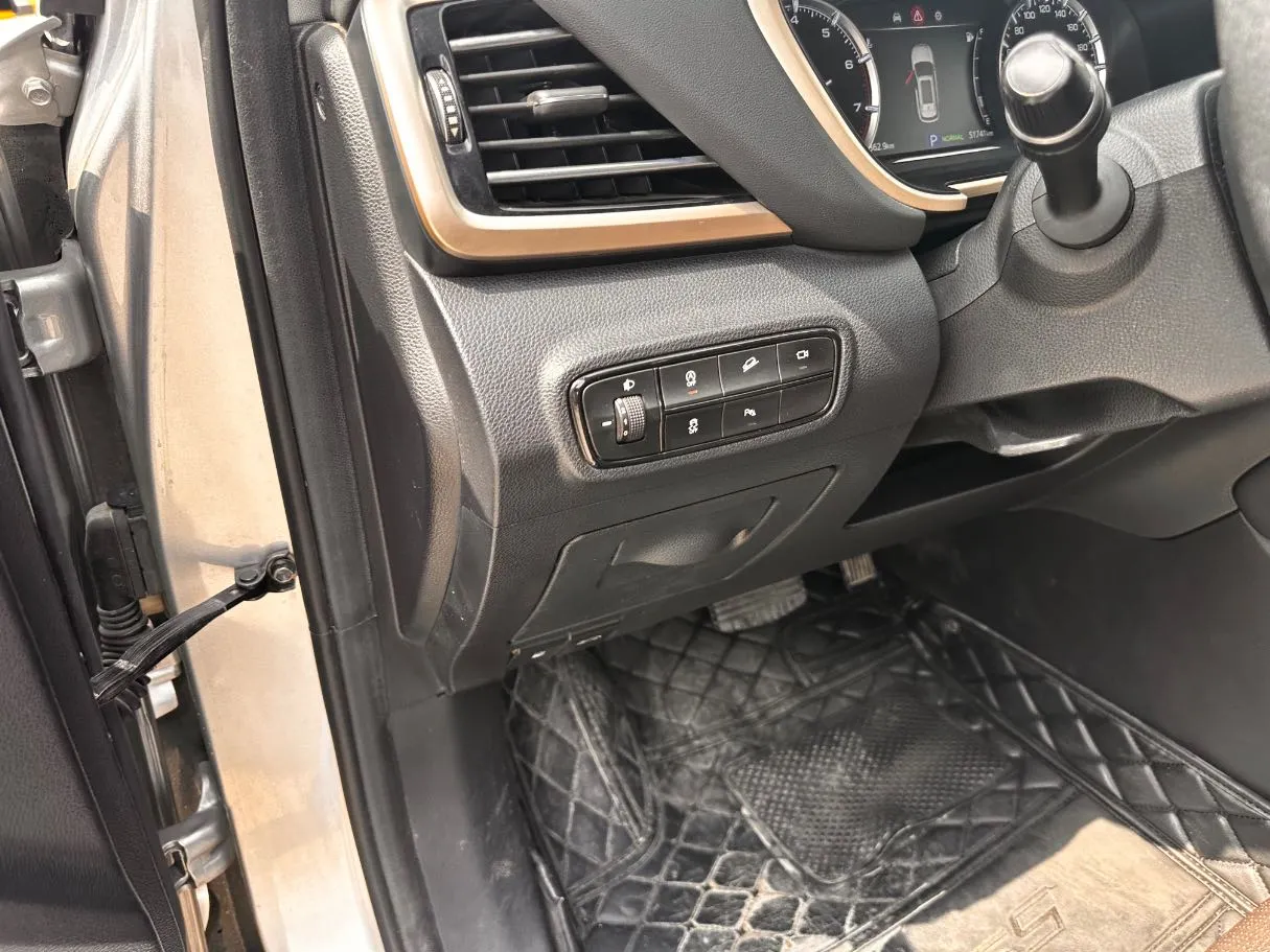 Car image 26