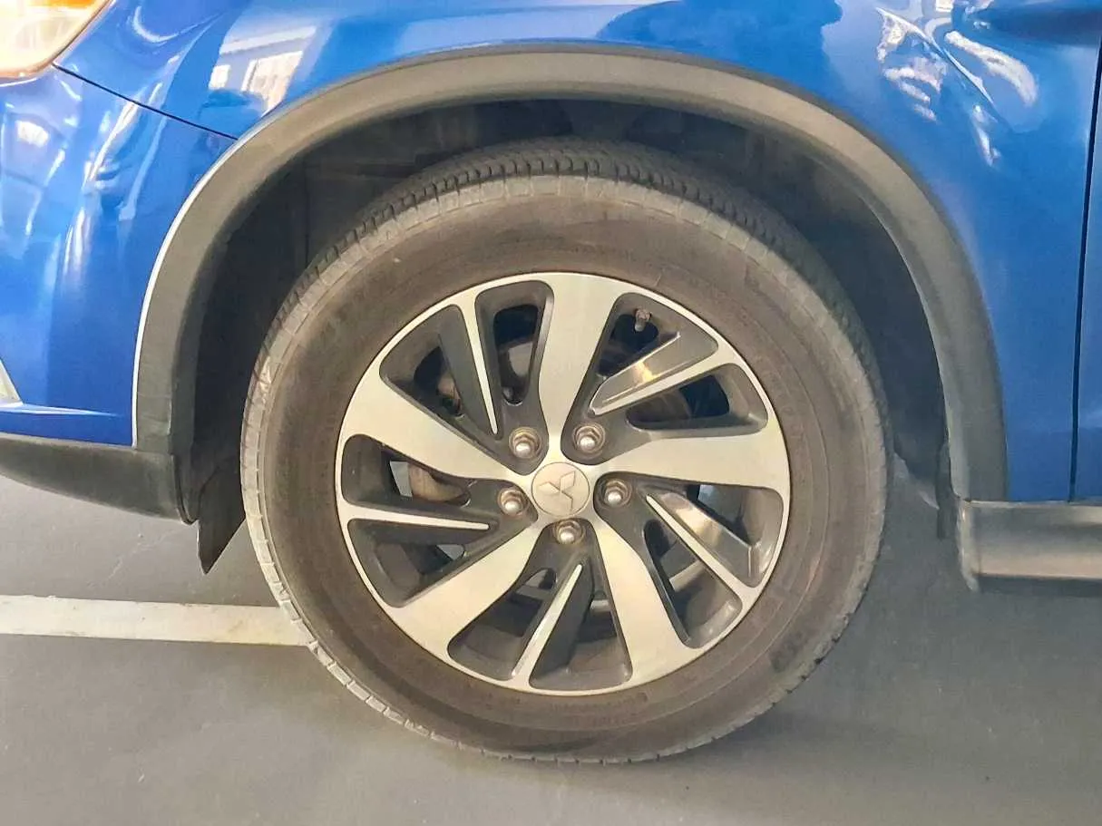 Car image 9