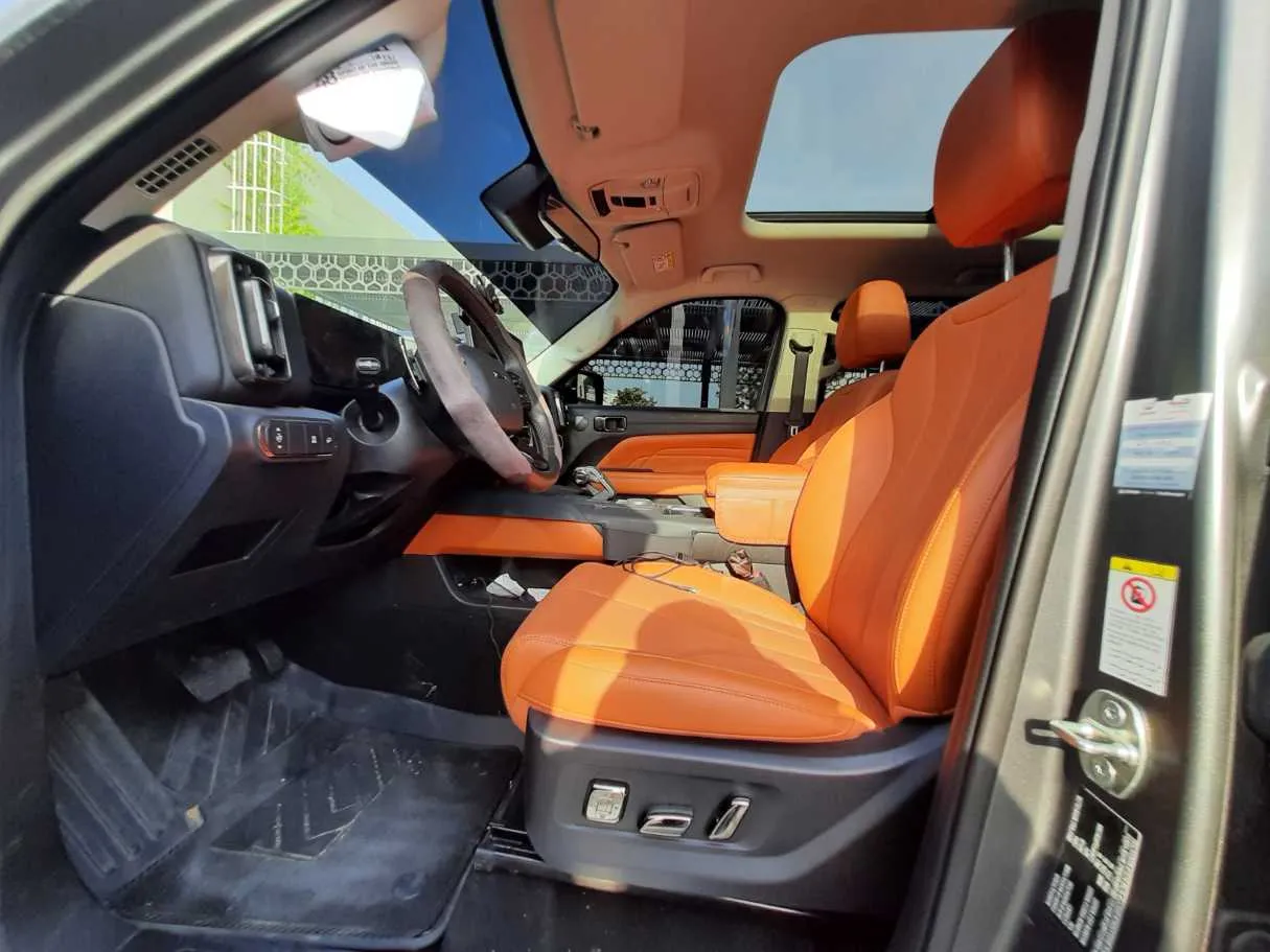 Car image 12