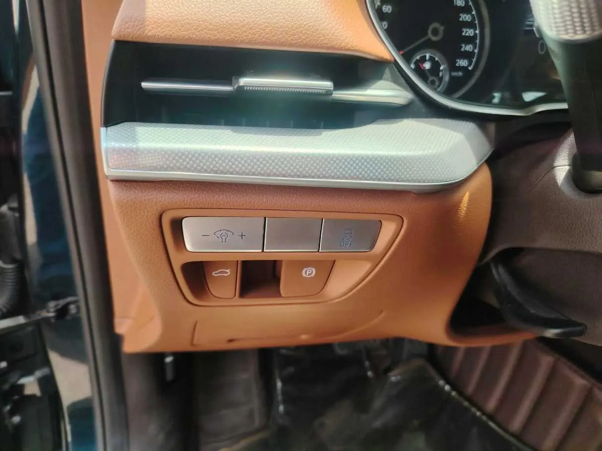Car image 35