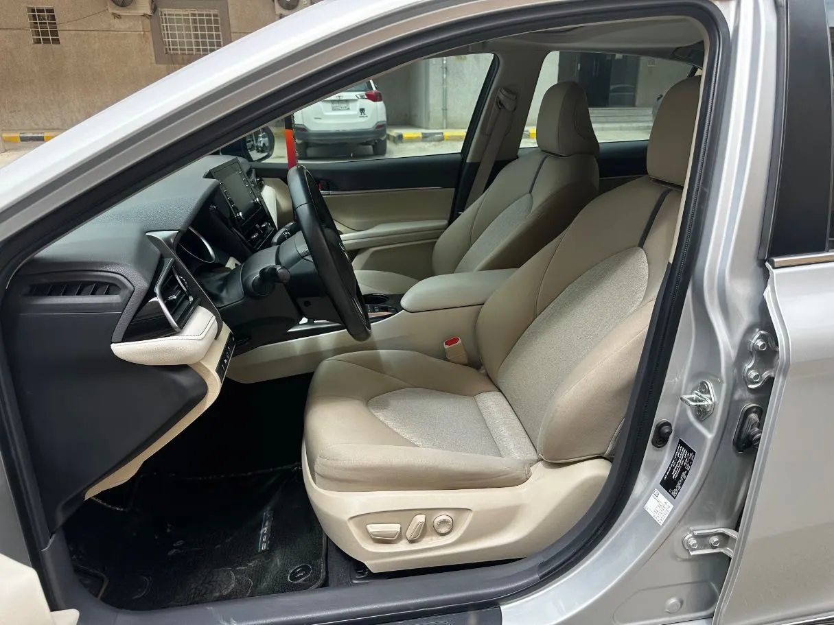 Car image 12