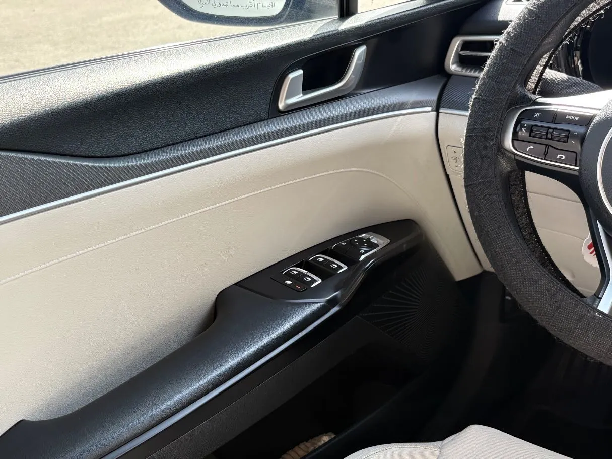 Car image 26