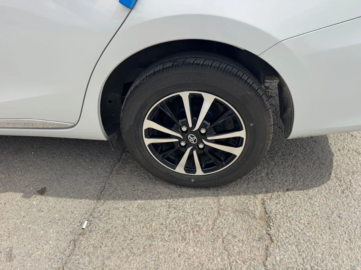 Car image 9