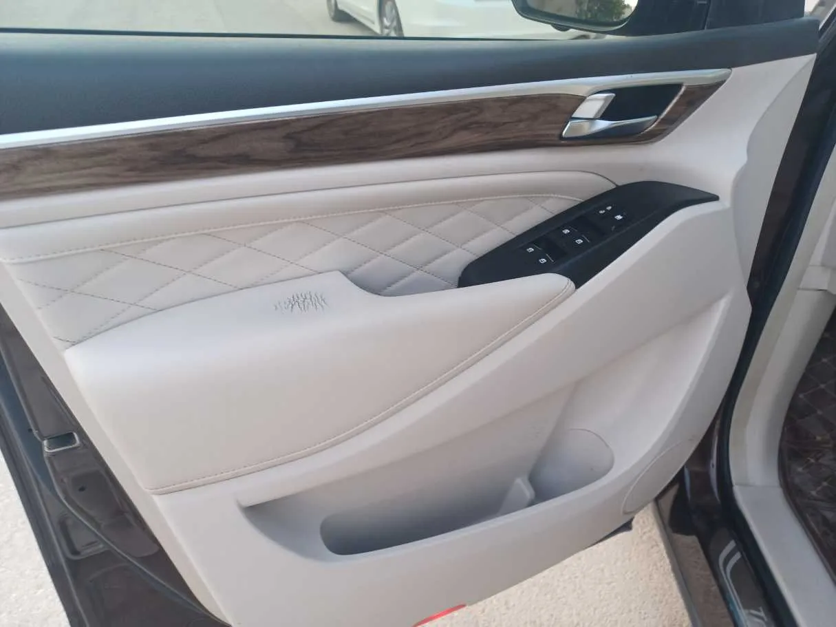 Car image 10