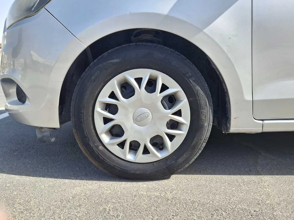 Car image 9