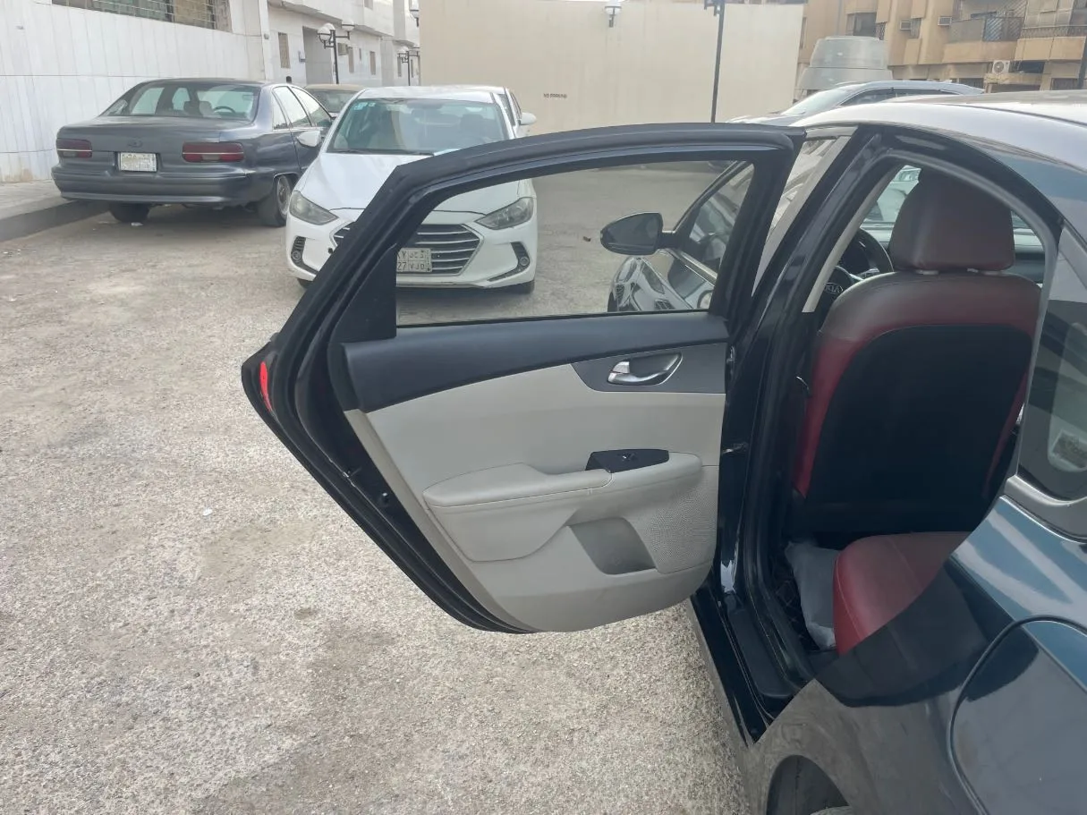 Car image 14