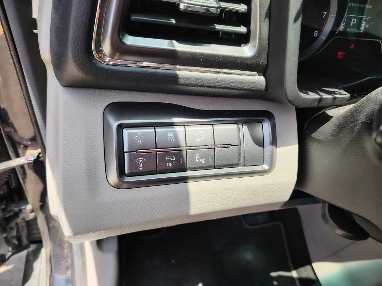 Car image 32