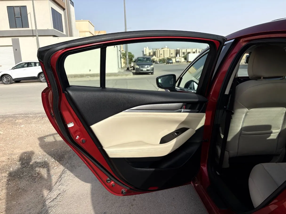 Car image 14
