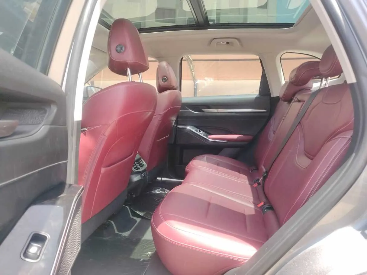 Car image 18