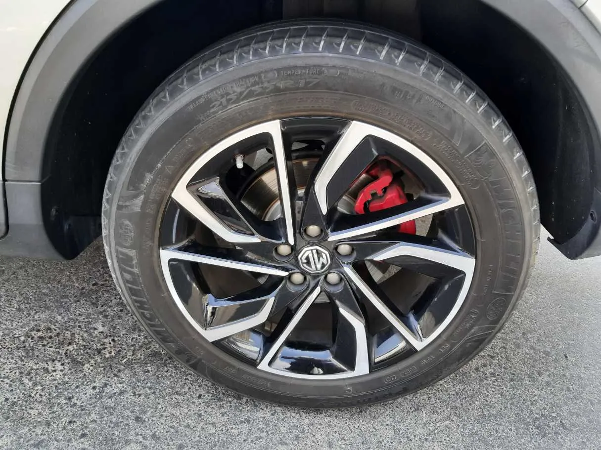 Car image 9