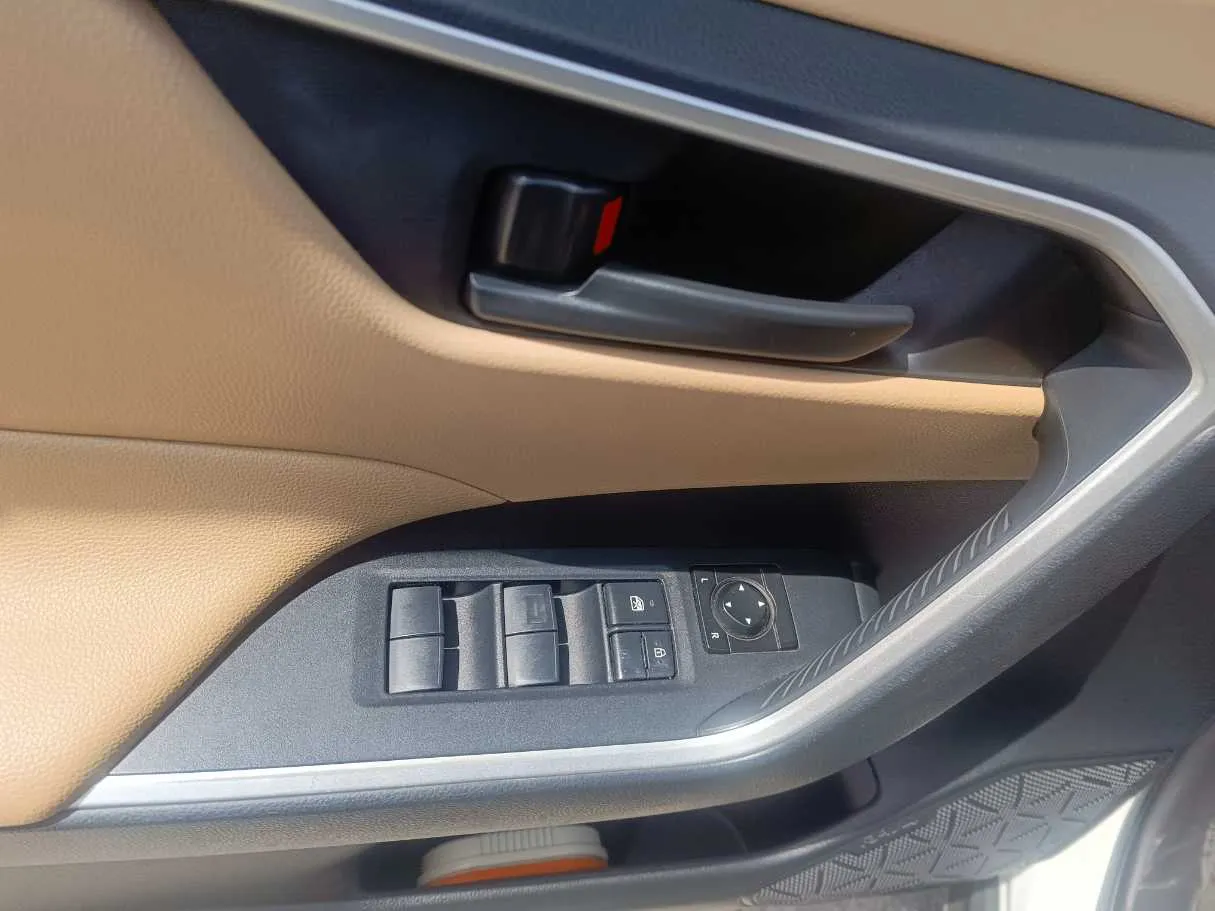 Car image 30