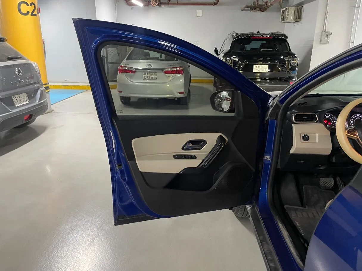 Car image 10
