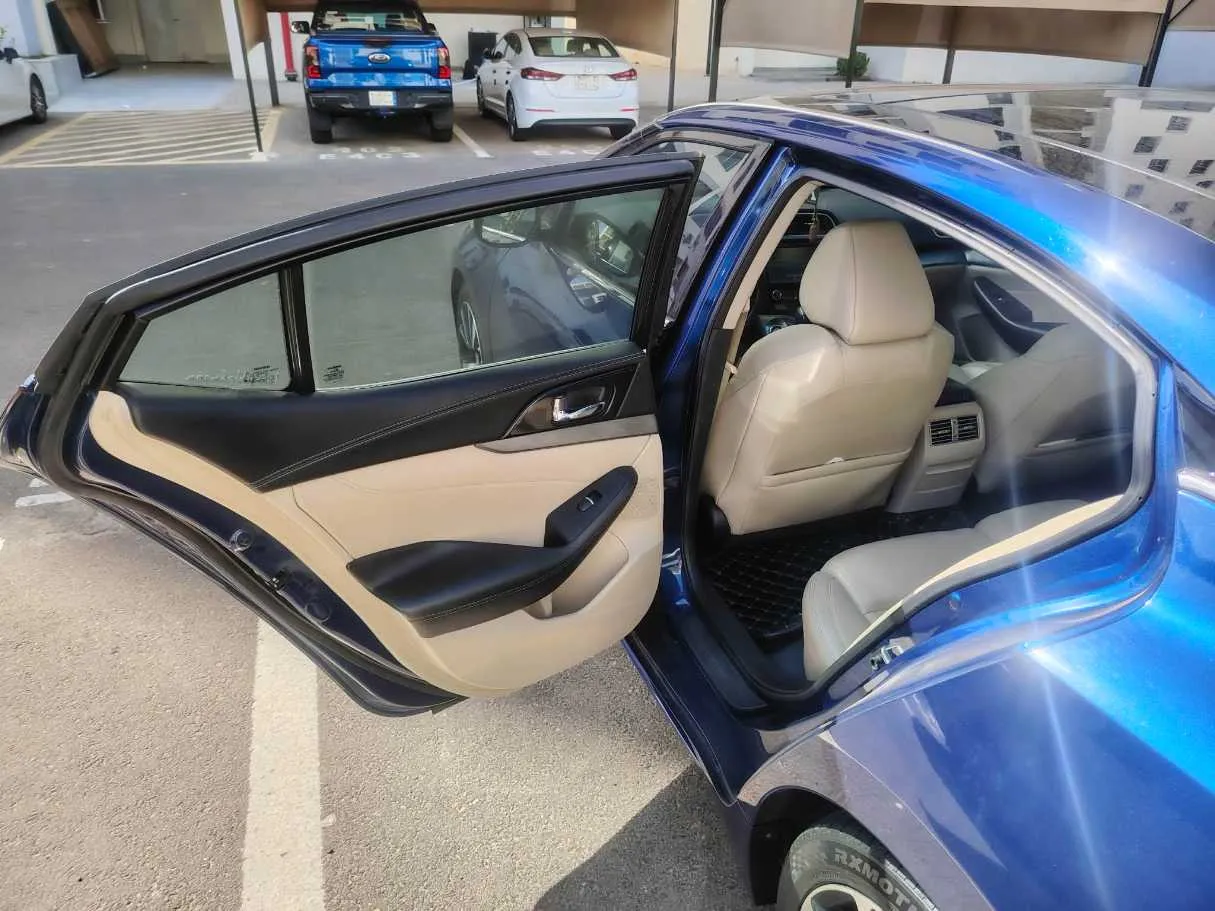 Car image 14