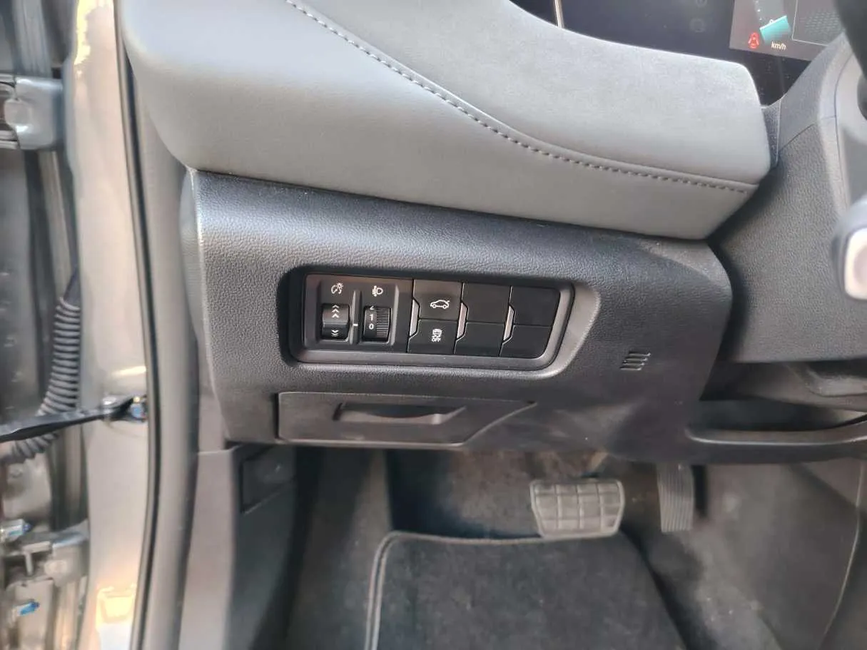 Car image 32
