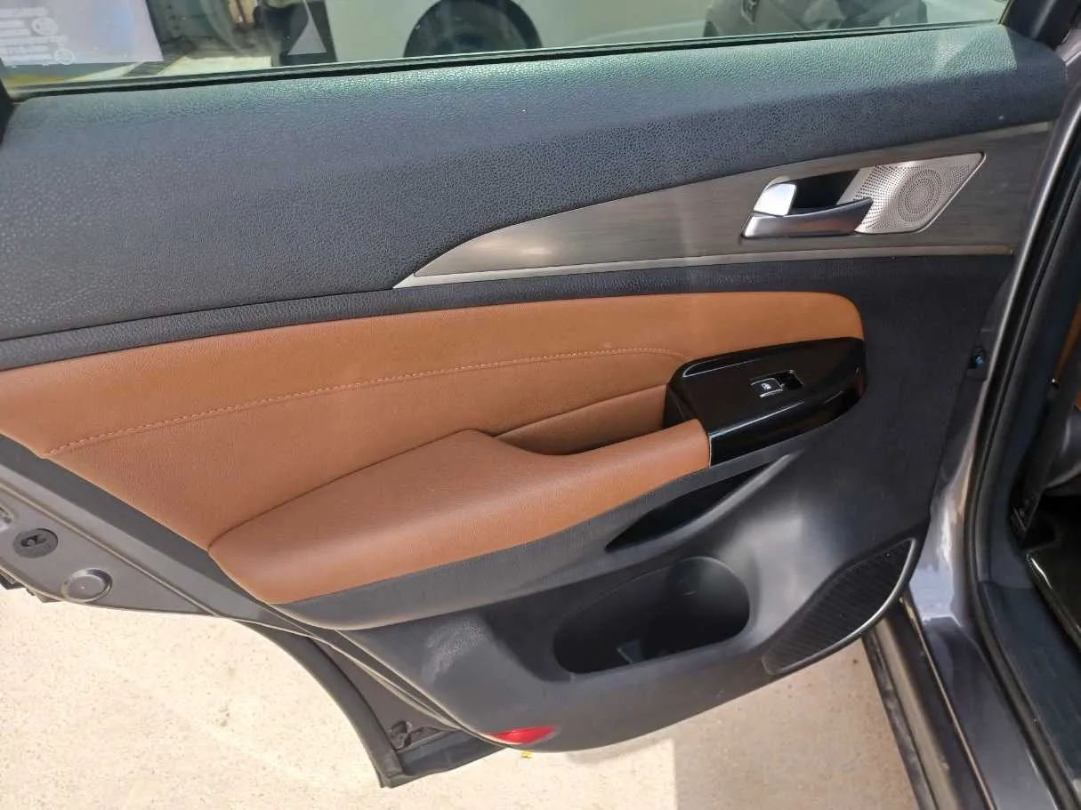 Car image 12