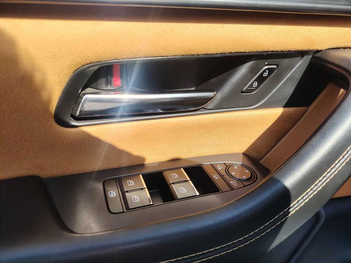 Car image 29
