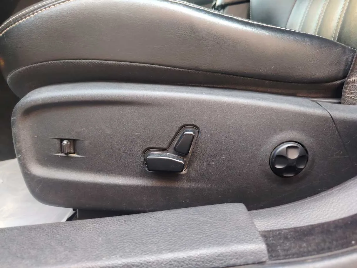 Car image 26