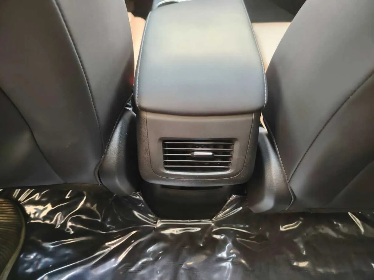 Car image 30