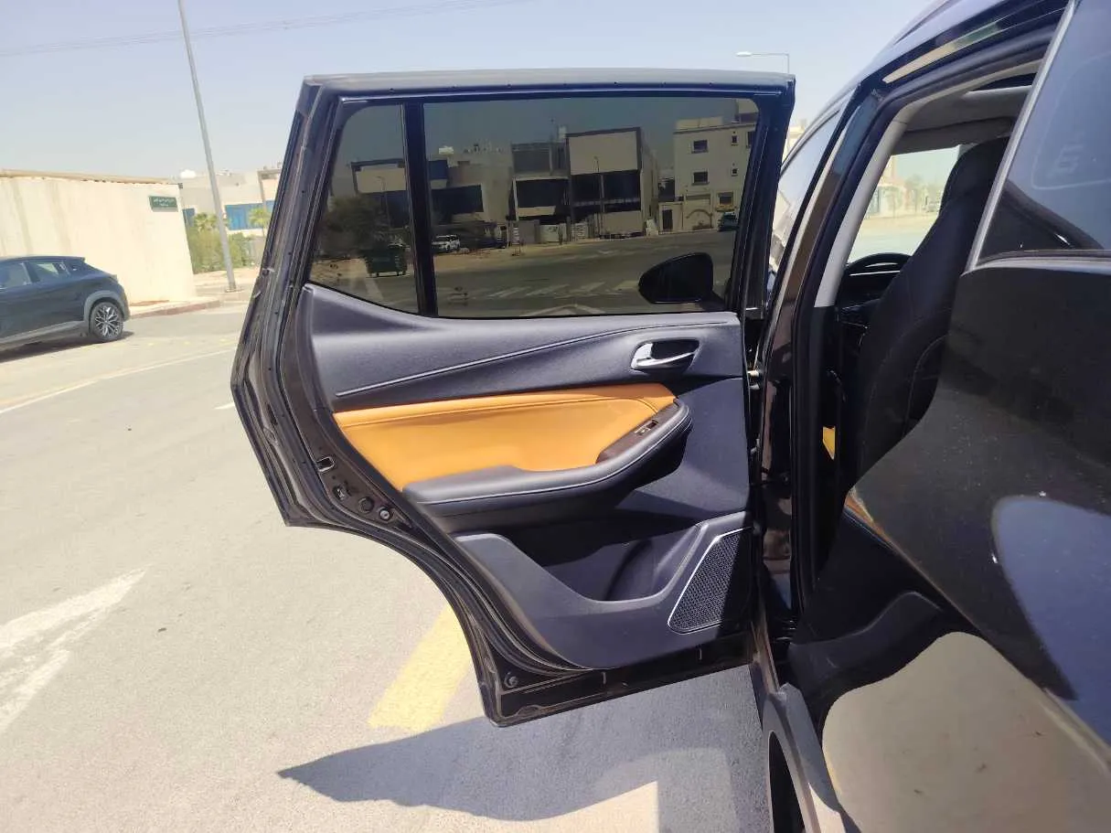 Car image 14