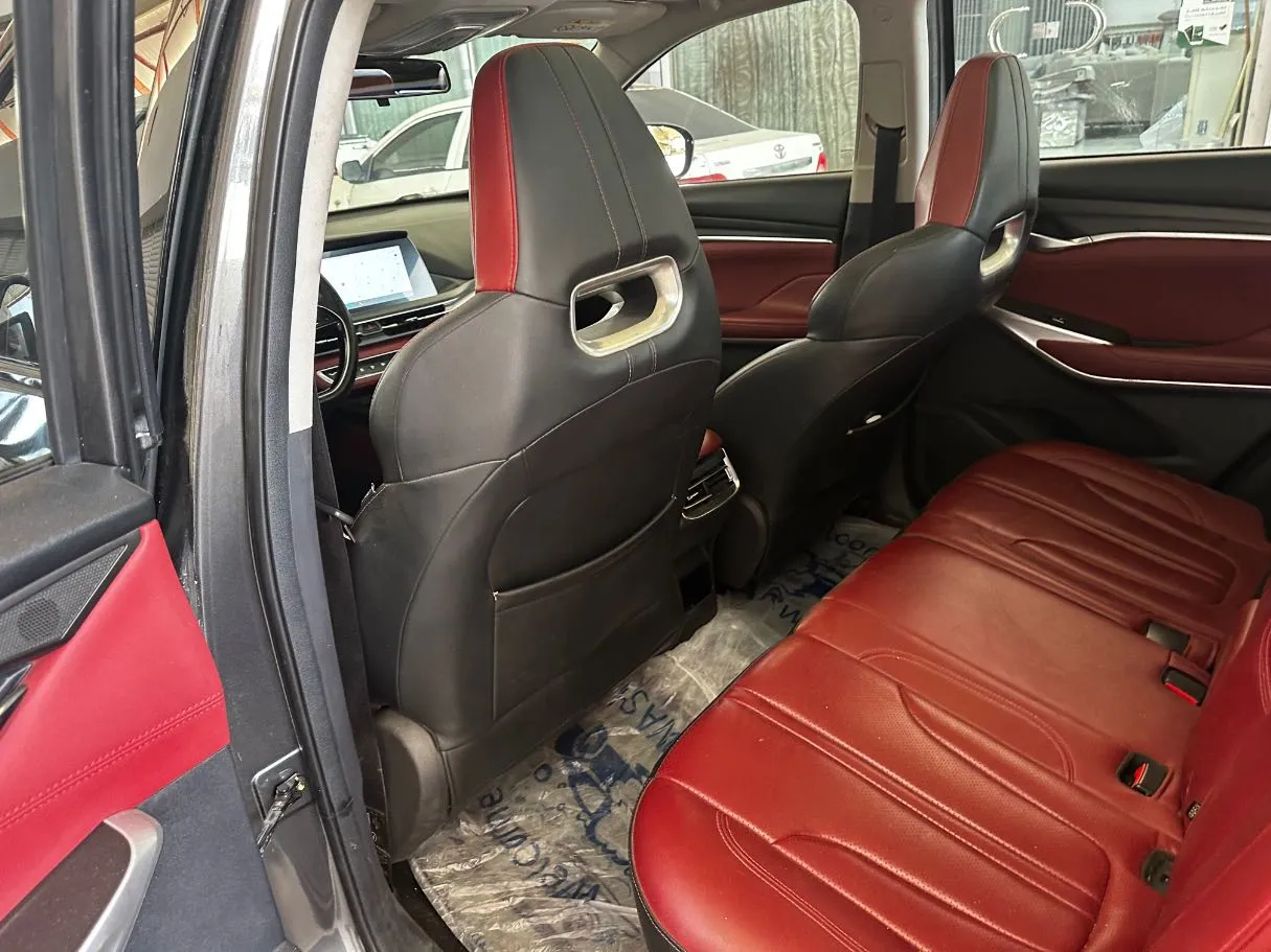 Car image 15