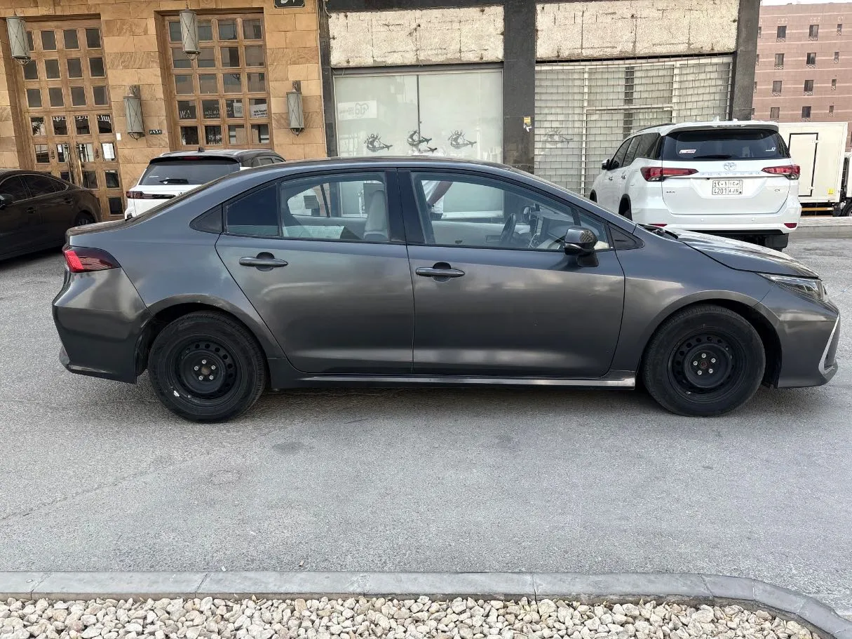 Car image 4