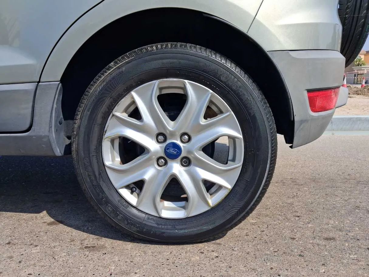 Car image 9
