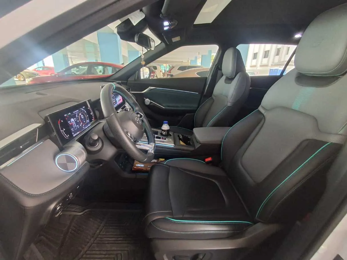 Car image 12
