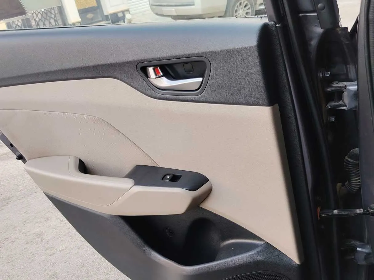 Car image 24
