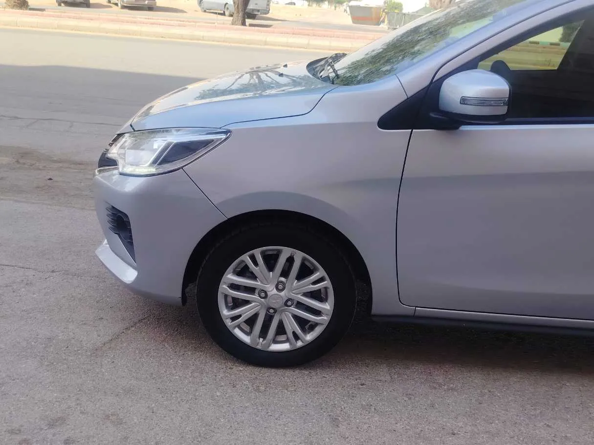 Car image 9