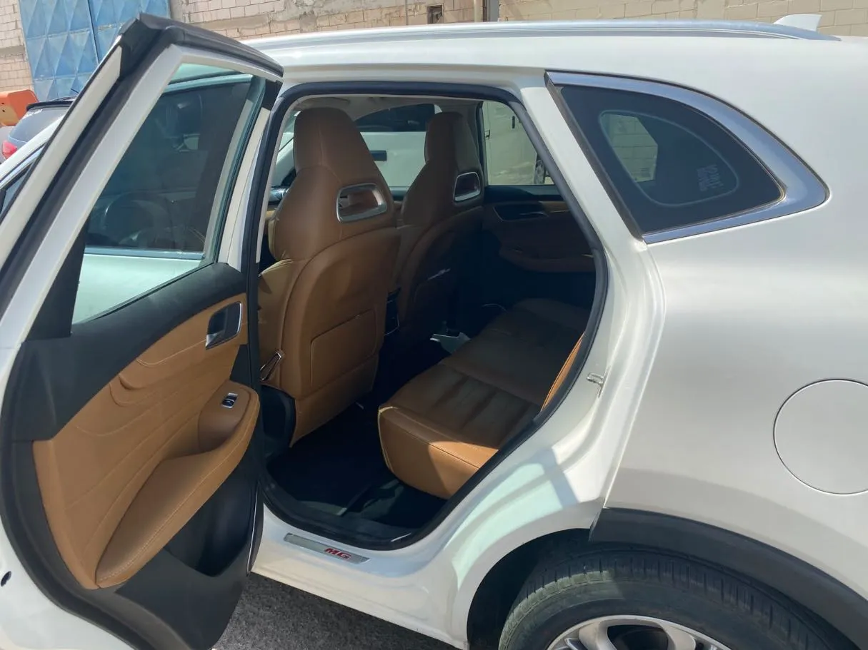 Car image 14